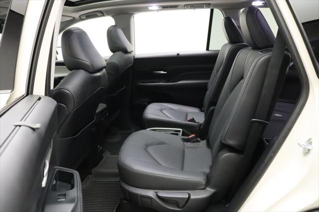 Photo of 2024 Coastal Cream Toyota Grand Highlander