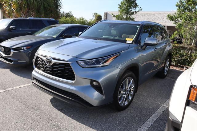 Photo of 2022 Moon Dust Toyota Highlander