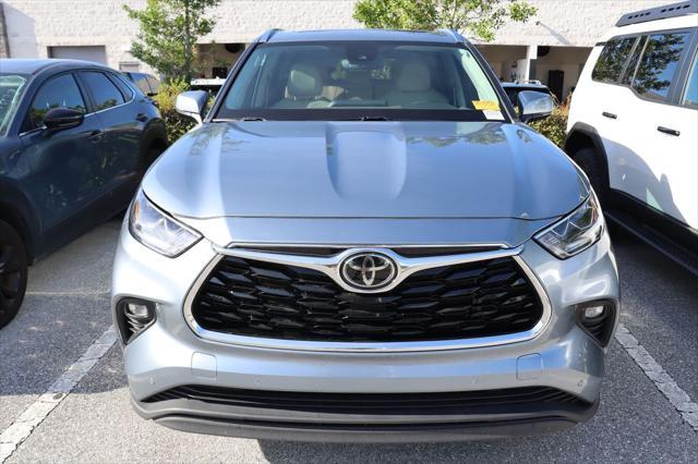 Photo of 2022 Moon Dust Toyota Highlander