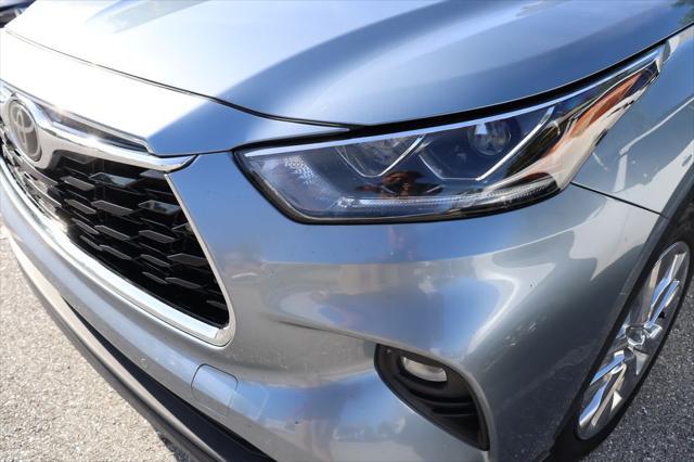 Photo of 2022 Moon Dust Toyota Highlander