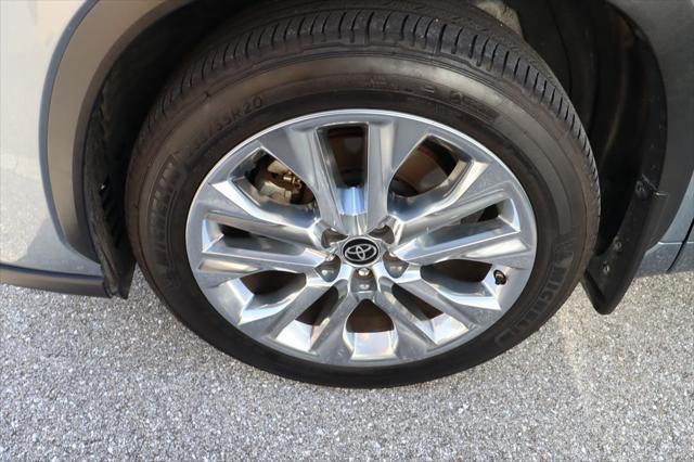 Photo of 2022 Moon Dust Toyota Highlander