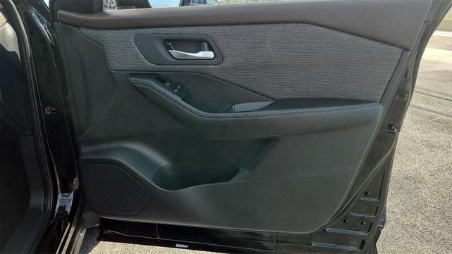Photo of 2023 Super Black Nissan Rogue