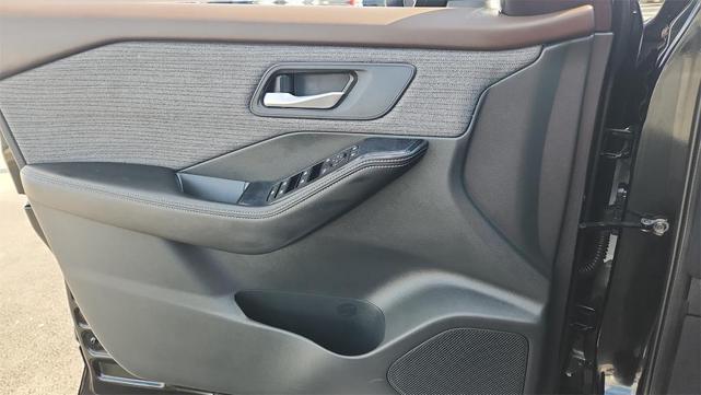 Photo of 2023 Super Black Nissan Rogue