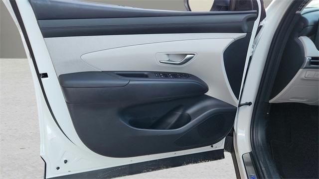 Photo of 2025 White Pearl Hyundai TUCSON