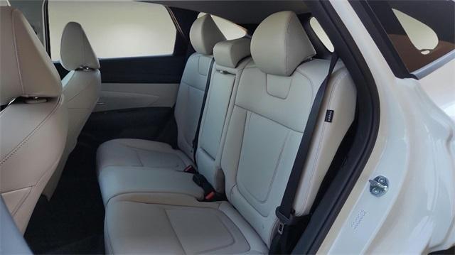 Photo of 2025 White Pearl Hyundai TUCSON