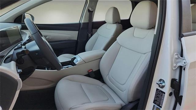 Photo of 2025 White Pearl Hyundai TUCSON
