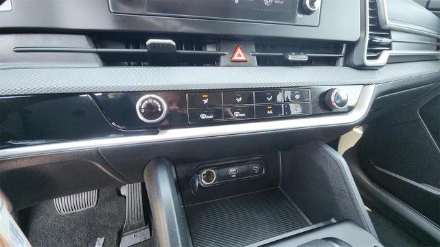 Photo of 2024 Snow White Pearl Kia Sportage