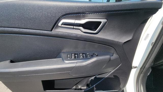 Photo of 2024 Snow White Pearl Kia Sportage