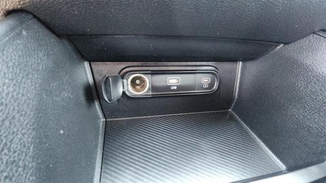 Photo of 2024 Snow White Pearl Kia Sportage