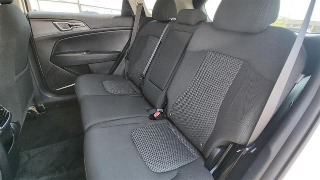 Photo of 2024 Snow White Pearl Kia Sportage