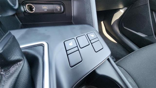 Photo of 2024 Snow White Pearl Kia Sportage
