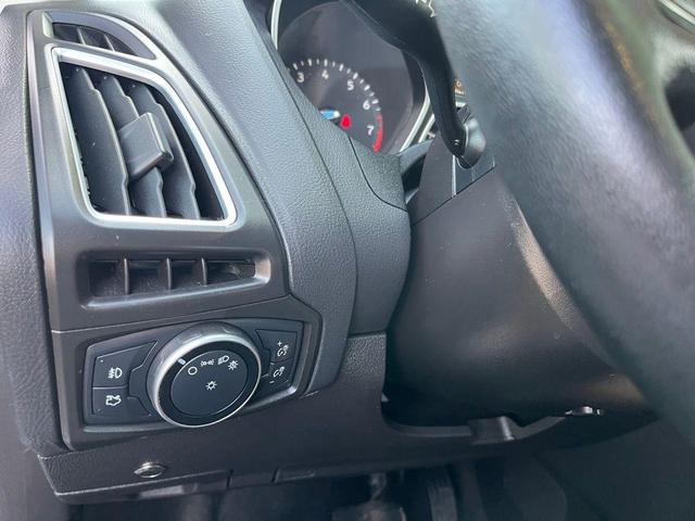 Photo of 2015 White Platinum Metallic Tri-Coat Ford Focus