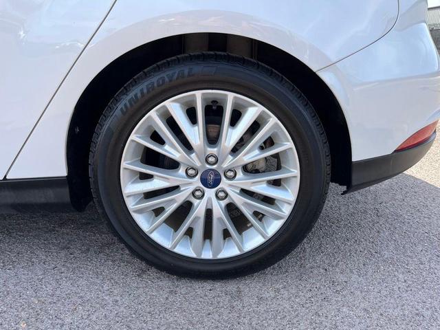 Photo of 2015 White Platinum Metallic Tri-Coat Ford Focus