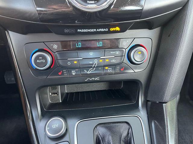 Photo of 2015 White Platinum Metallic Tri-Coat Ford Focus