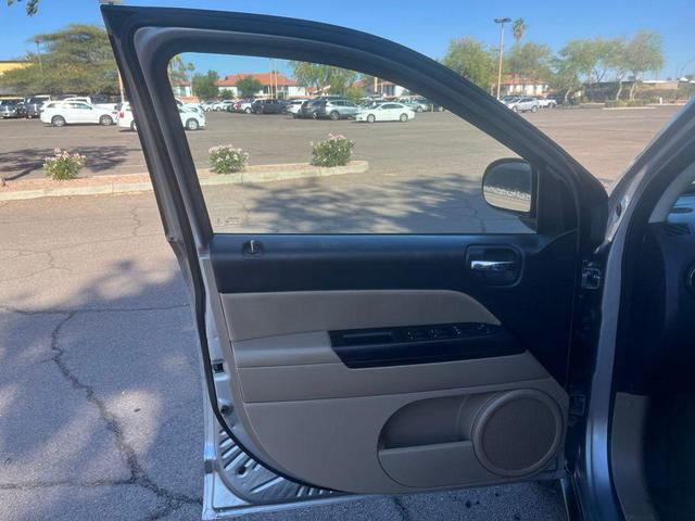 Photo of 2016 Billet Silver Metallic Clearcoat Jeep Compass