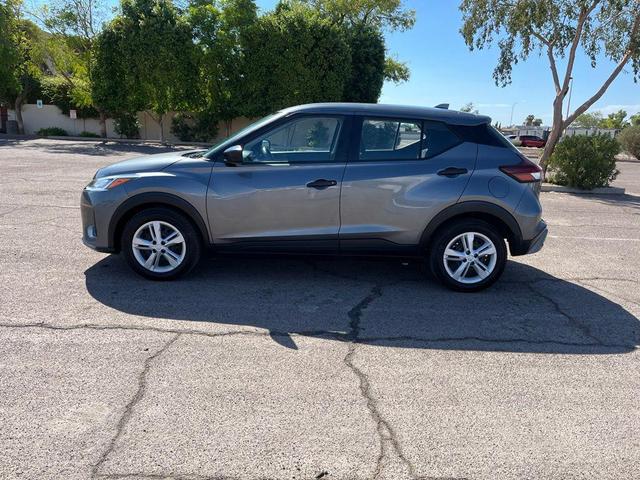 Photo of 2024 Gun Metallic Nissan Kicks