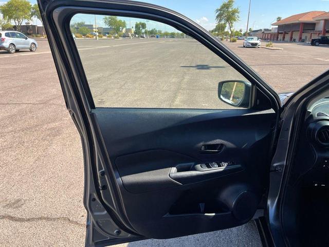 Photo of 2024 Gun Metallic Nissan Kicks