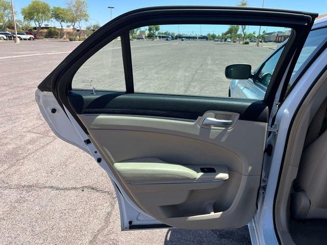 Photo of 2014 Bright White Clearcoat Chrysler 300