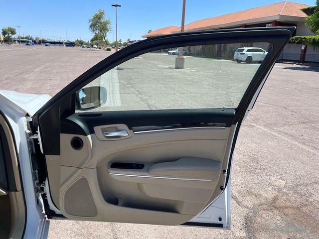 Photo of 2014 Bright White Clearcoat Chrysler 300