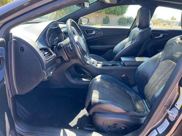 Photo of 2015 Granite Crystal Metallic Clearcoat Chrysler 200