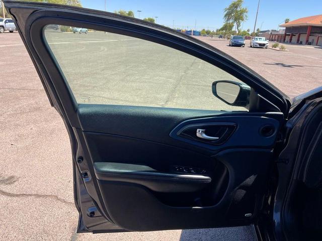 Photo of 2015 Granite Crystal Metallic Clearcoat Chrysler 200