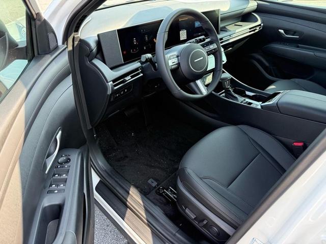 Photo of 2025 White Pearl Hyundai TUCSON