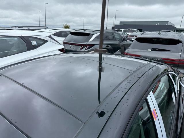 Photo of 2025 Black Hyundai SONATA Hybrid