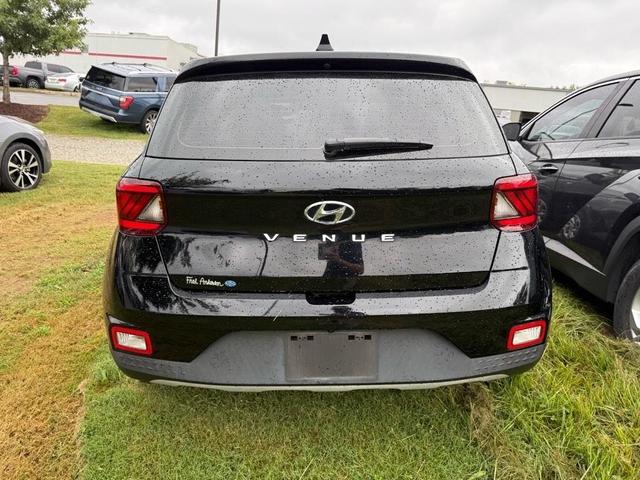 Photo of 2022 Black Noir Pearl Hyundai VENUE
