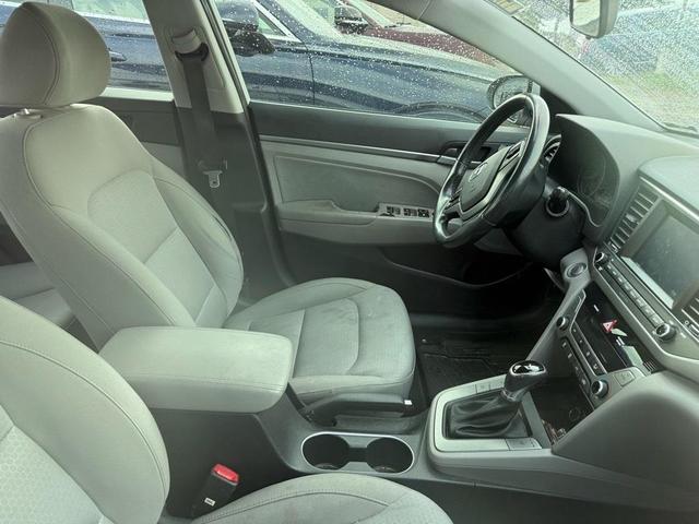 Photo of 2017 Molten Silver Hyundai ELANTRA