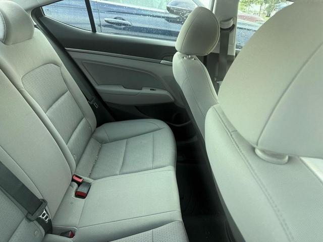 Photo of 2017 Molten Silver Hyundai ELANTRA