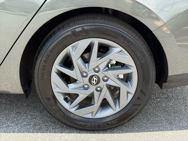 Photo of 2025 Amazon Gray Hyundai ELANTRA HEV