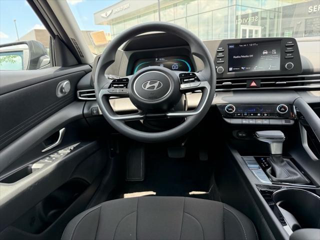 Photo of 2025 Amazon Gray Hyundai ELANTRA HEV