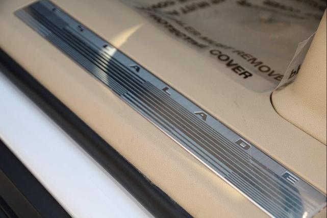 Photo of 2023 Crystal White Tricoat Cadillac Escalade