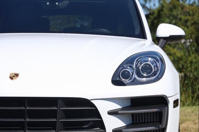Photo of 2017 White Porsche Macan