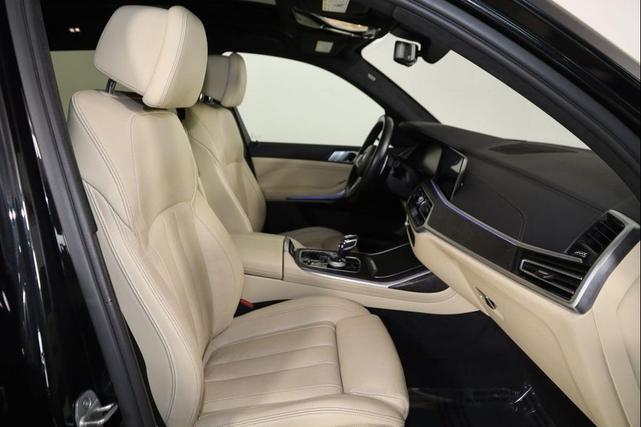Photo of 2022 Black Sapphire Metallic BMW X7