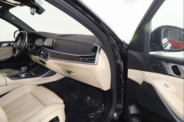 Photo of 2022 Black Sapphire Metallic BMW X7