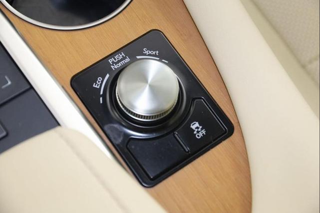 Photo of 2022 Atomic Silver Lexus RX 350