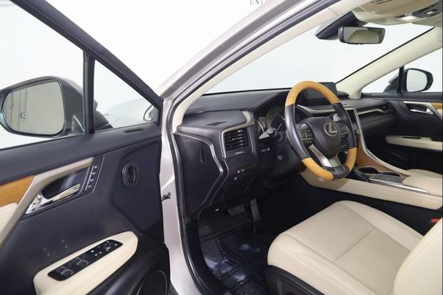 Photo of 2022 Atomic Silver Lexus RX 350