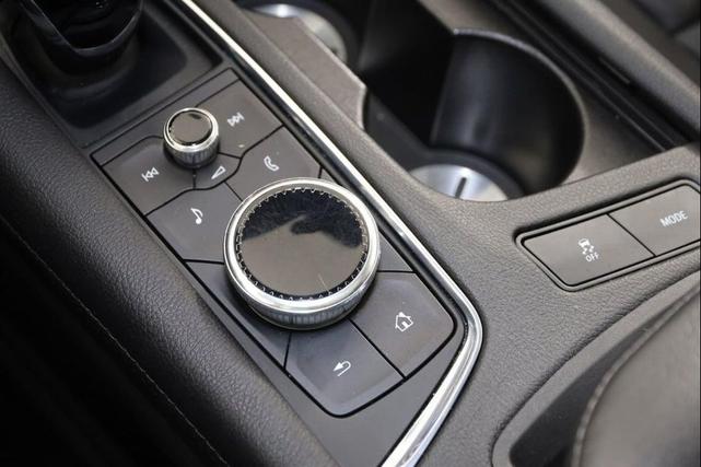 Photo of 2022 Crystal White Tricoat Cadillac XT5