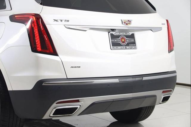 Photo of 2022 Crystal White Tricoat Cadillac XT5