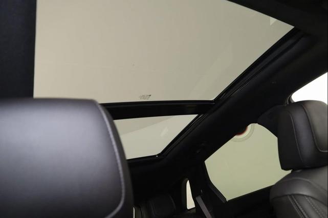 Photo of 2022 Crystal White Tricoat Cadillac XT5