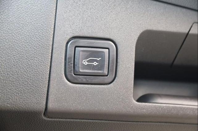 Photo of 2022 Crystal White Tricoat Cadillac XT5