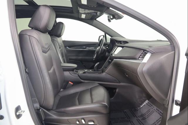 Photo of 2022 Crystal White Tricoat Cadillac XT5