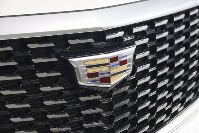 Photo of 2022 Crystal White Tricoat Cadillac XT5