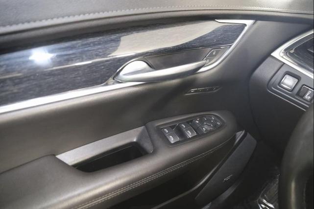 Photo of 2022 Crystal White Tricoat Cadillac XT5