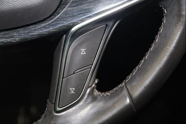 Photo of 2022 Crystal White Tricoat Cadillac XT5