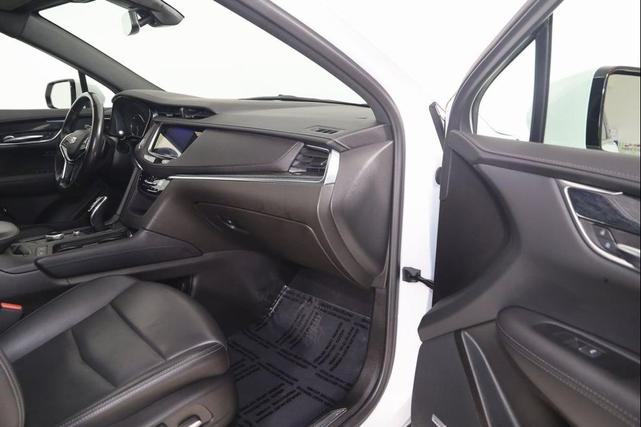 Photo of 2022 Crystal White Tricoat Cadillac XT5