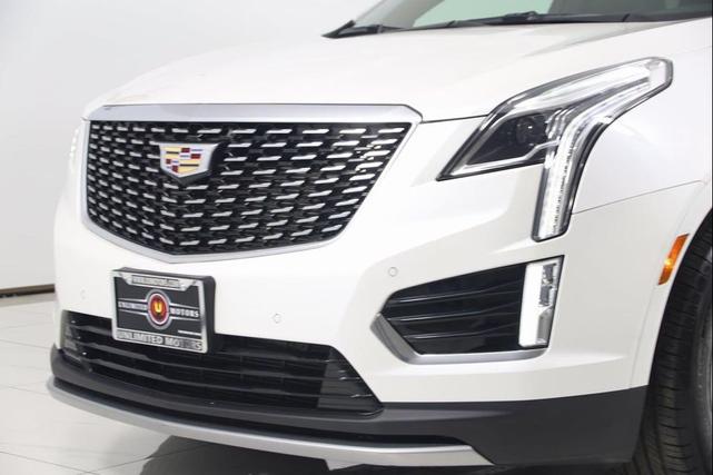 Photo of 2022 Crystal White Tricoat Cadillac XT5