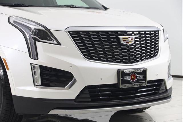 Photo of 2022 Crystal White Tricoat Cadillac XT5