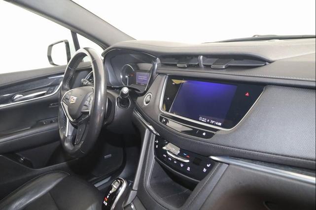 Photo of 2022 Crystal White Tricoat Cadillac XT5